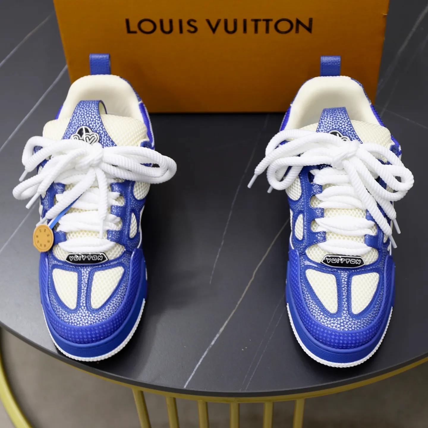 Ex-factory price: 860💰LV Couple👫Louis Vuitton TRAINER sneakers classic Louis Vuitton men's artistic director Virgil Abloh picked inspiration to create this LV Trainer sneaker. Yingze crystal inlays present a colorful effect. VS can be matched with two gorgeous effect colors. The LV letter logo badge on the tongue is gorgeous and noble. The LV letter is decorated on the side. The outsole is decorated with a Monogram flower pattern. It shows the trend of elegance and nobility! Men's and women's models: 35-46